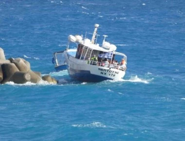 Τρόμος εν πλω σε ακυβέρνητο σκάφος με 19 επιβάτες που έπεφτε στον κυματοθραύστη στα Σφακιά (φωτό)